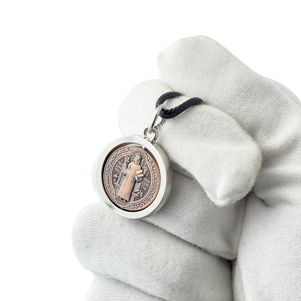 Jewelry & Watches Spółka Z Ograniczoną Odpowiedzialnością - Nuova Collana con Medaglia di San